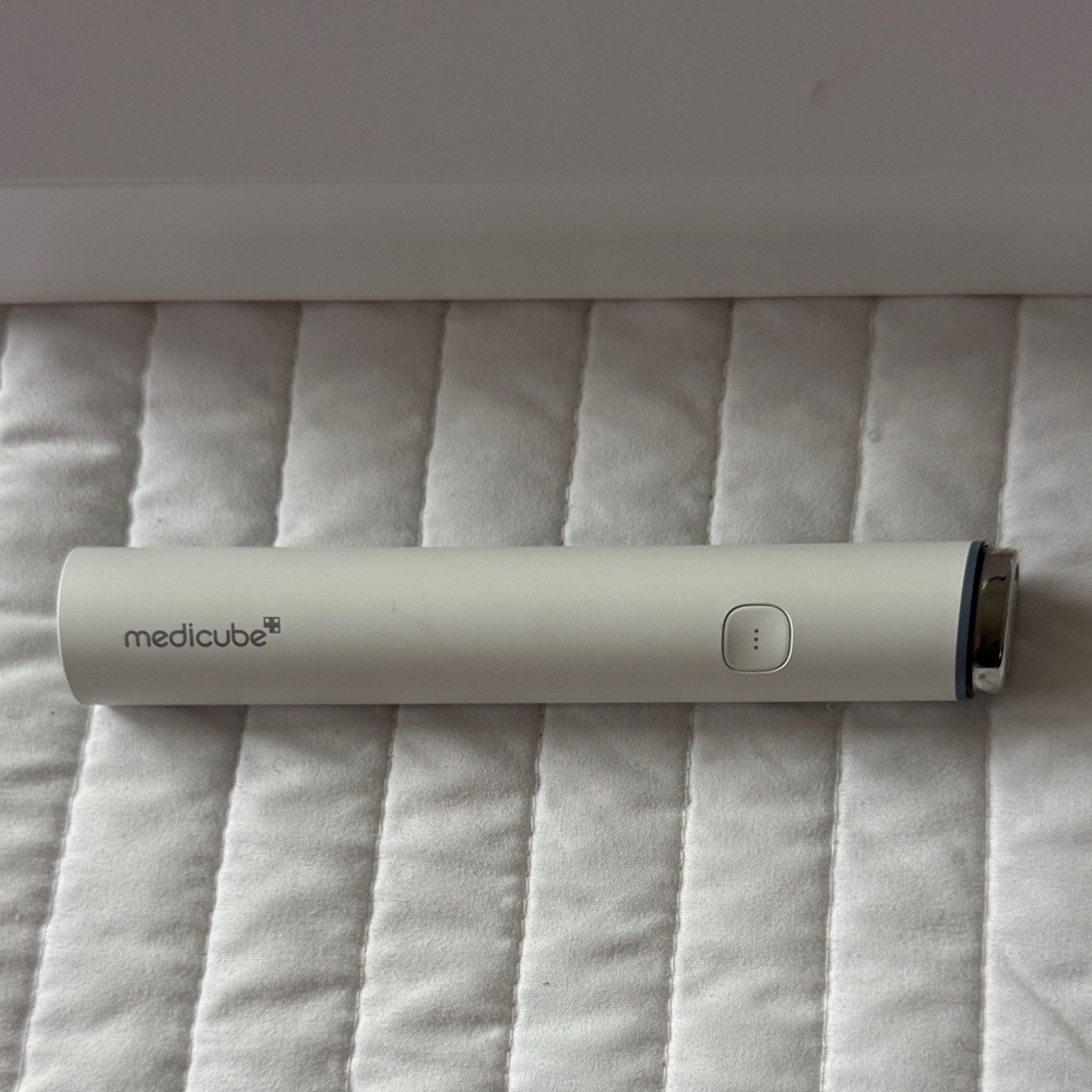 Medicube Pro Booster Mini - White - hardly used! - Picture 3 of 5